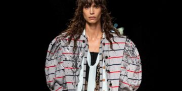 Louis Vuitton SS25: Contrasting Styles at the Louvre