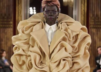 Viktor&Rolf SS25 Combines Tradition with AI