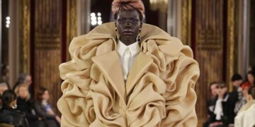 Viktor&Rolf SS25 Combines Tradition with AI