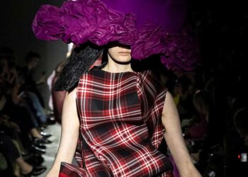 COMME des GARCONS FW25 Showcases Sculptural Elegance