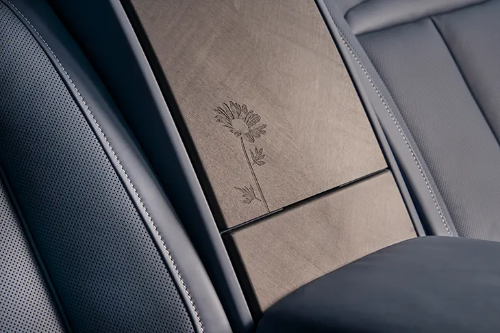 Rolls-Royce Designs Exclusive Black Badge Cullinan Daisy