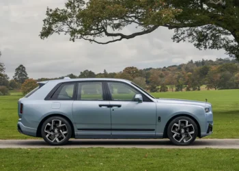 Rolls-Royce Designs Exclusive Black Badge Cullinan Daisy