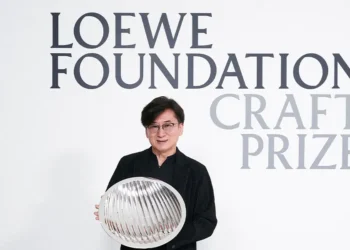 Kunimasa Aoki Wins 2025 LOEWE Craft Prize with Terracotta Sculpture