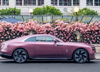 Rolls-Royce Unveils Velvet Orchid-Inspired Spectre