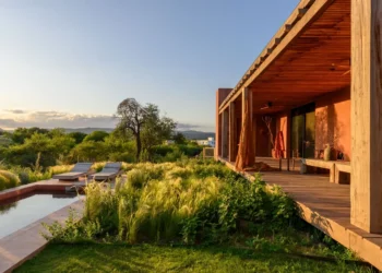 Casa BP Frames the Landscape Through Mass and Restraint