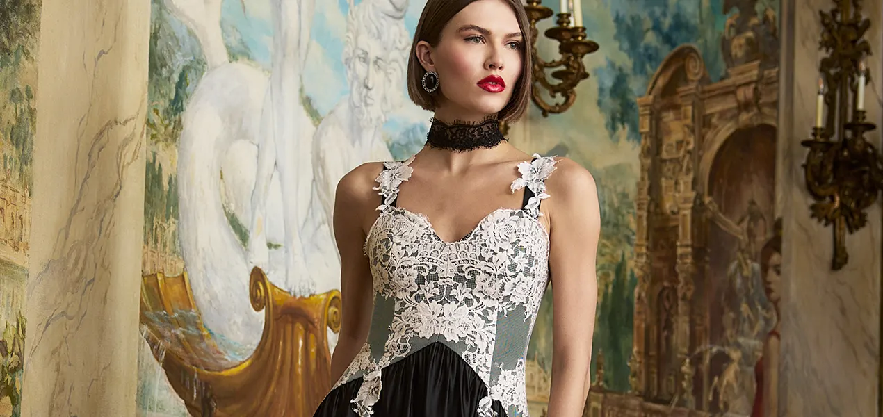 ALICE + OLIVIA Fall Winter 2026 Reclaims Gilded Opulence ALICE + OLIVIA Fall Winter 2026 Reclaims Gilded Opulence