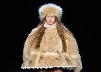 AKNVAS Fall Winter 2026 Moves Through Ice and Emotion