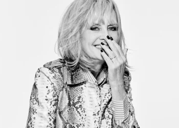 Twiggy Leads the Narrative for Burberry Summer 2026 Campaign