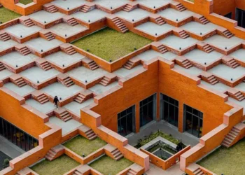 Prestige University Reimagines the Academic Building as a Stepped Public Space