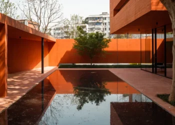 Mix Architecture Builds Red Box in Dialogue with Red Mountain