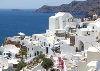 5 Essential Experiences for a Santorini Holiday