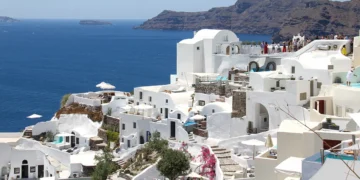 5 Essential Experiences for a Santorini Holiday