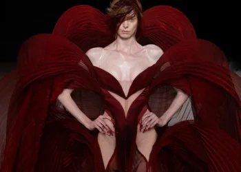 Iris van Herpen FW26 Haute Couture Turns Starquakes Into Couture
