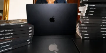 MacBook Air M5: The Office I Carry