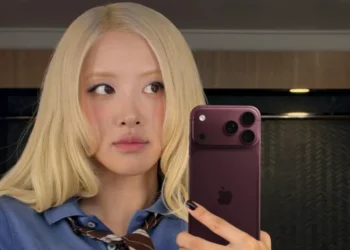 ROSÉ Gives First Look at Apple’s Burgundy iPhone 18 Pro