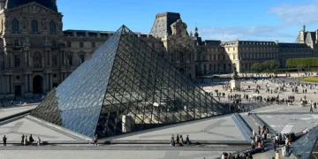 7 Ways to Make International Travel Easier With Your Phone